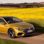 Volkswagen Arteon 2020 amarillo cruzando el campo