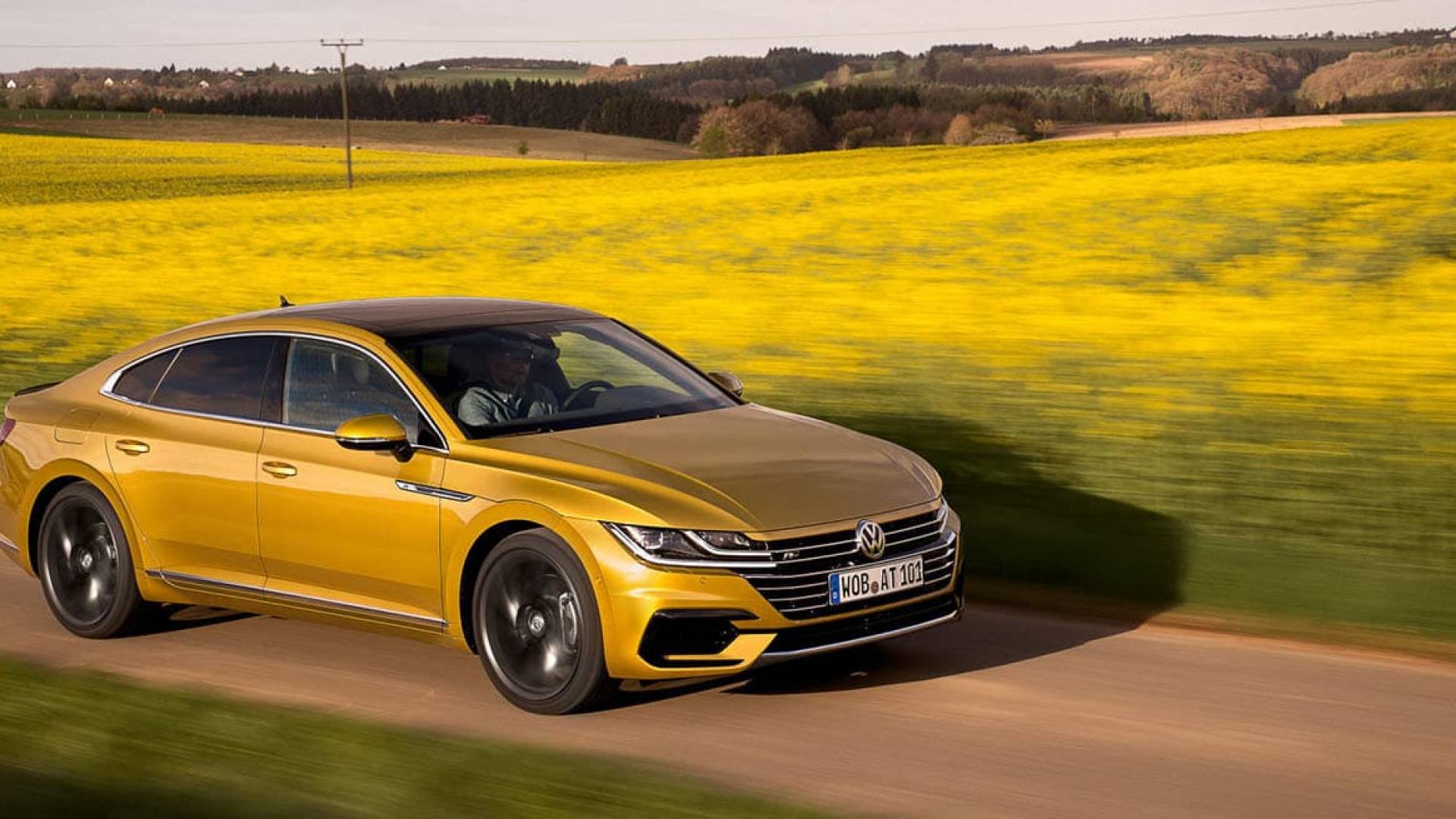 Volkswagen Arteon 2020 amarillo cruzando el campo