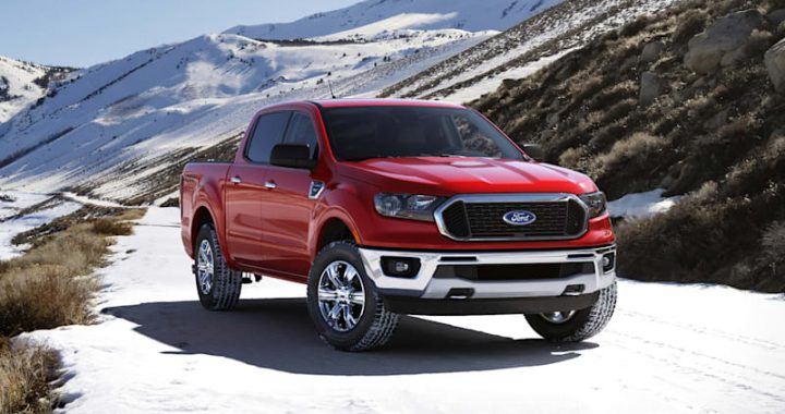 Ford Ranger 2021 roja en la montaña nevada