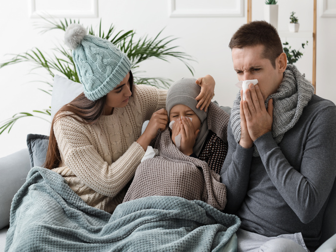 Familia enferma en invierno