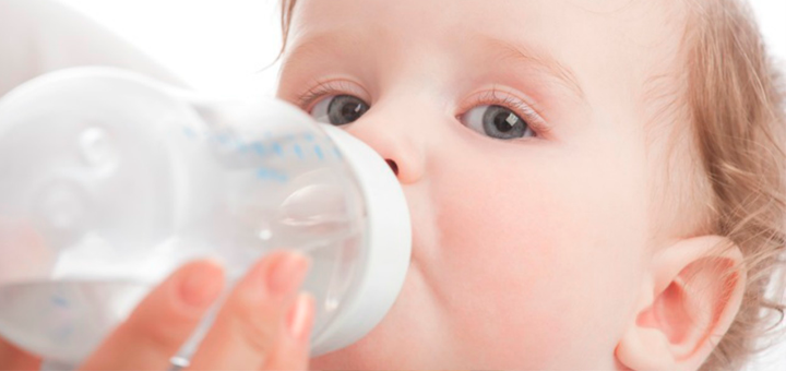 tomando agua