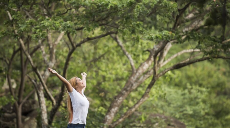 Mujer respirando aire puro