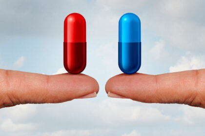 capsulas de medicina sobre unos dedos