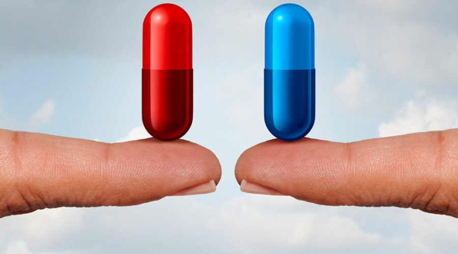 capsulas de medicina sobre unos dedos